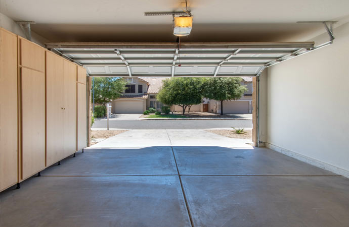 Automatic garage door opener with electric gear.