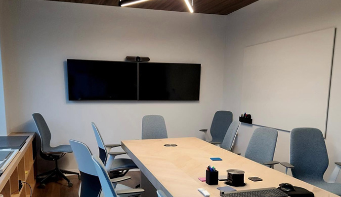 Dual-display video conferencing setup