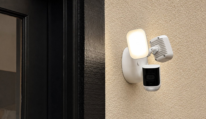 Outdoor smart security camera with floodlight