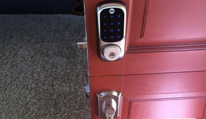 Automated electronic keypad door lock